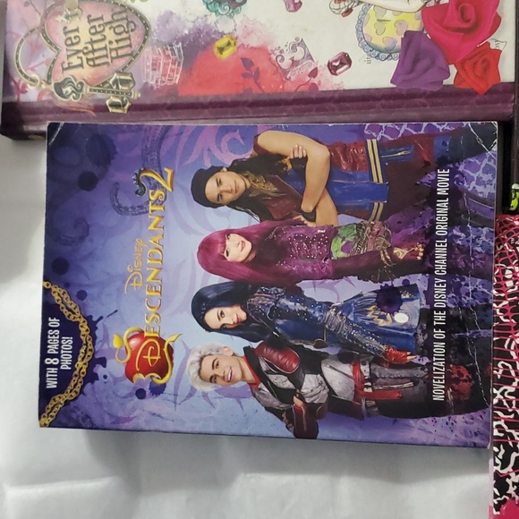 :  lot of 5 books , 1 descendants 2 PB , 2HC monster high & 2HC ever after high - Picture 2 of 16